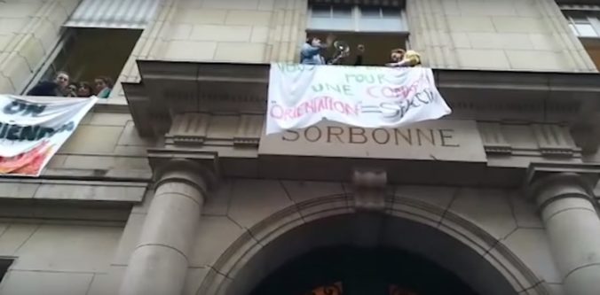 Video: Študenti protestovali proti reformám Macrona, chceli obsadiť budovu univerzity Sorbonne