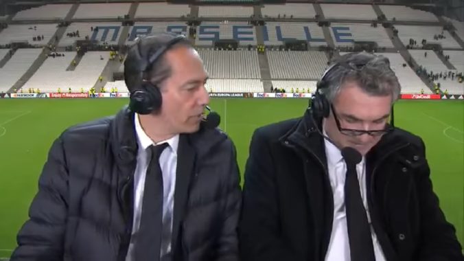 Francúzskeho komentátora suspendovali za urážky na futbalistov Lipska
