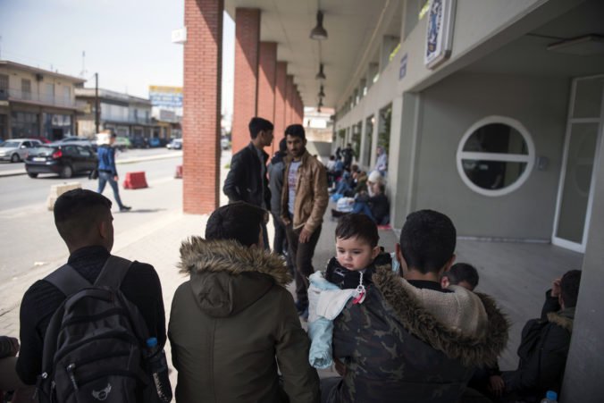 Sýrski utečenci sa zišli pred políciou v Grécku, chcú získať dočasný pobyt v krajine