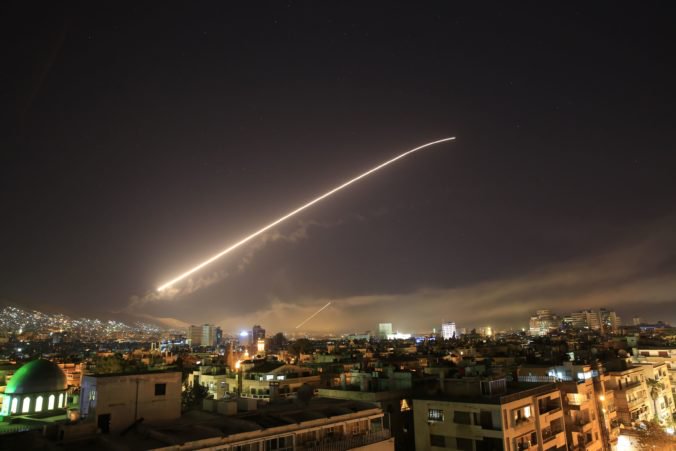 USA, Veľká Británia a Francúzsko zaútočili na ciele v Sýrii, Rusko prirovnalo Trumpa k Hitlerovi