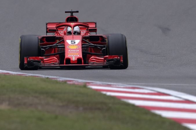Vettel odštartuje Veľkú cenu Číny na pole position, Hamilton stratil viac ako pol sekundy