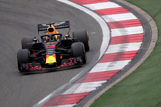 Video: Ricciardo vyhral Veľkú cenu Číny, Vettel mal kolíziu s Verstappenom (aktualizované)