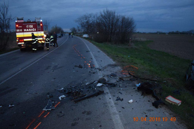 Vodič Volkswagenu narazil do svahu, ťažkým zraneniam na mieste podľahol