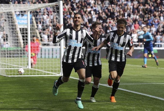 ManUtd doma nečakane prehral, Newcastle s Dúbravkom v bráne otočil zápas s Arsenalom