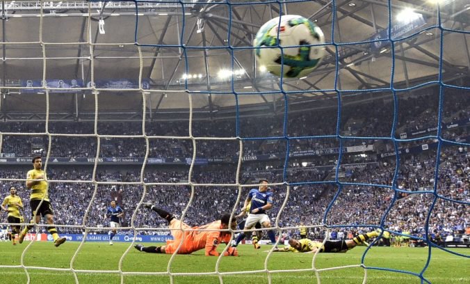 Lipsko remizovalo v Brémach, v derby triumf Schalke nad Dortmundom