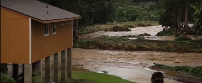 Video: Havajský ostrov Kauai zasiahli silné dažde, desiatky ľudí uviazli v evakuačnom úkryte