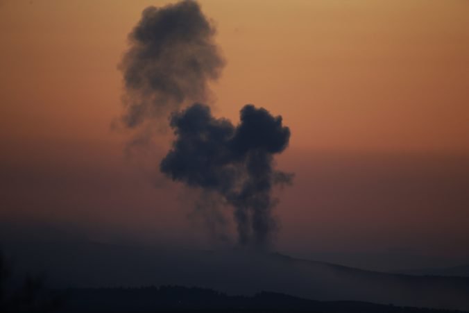 Sýrska protivzdušná armáda zostrelila rakety mieriace na leteckú základňu
