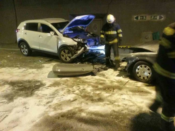 Foto: V tuneli Branisko sa čelne zrazili dve autá, museli ho uzavrieť