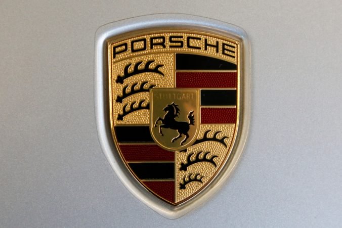 Nemecká polícia prehľadávala spoločnosť Porsche, dôvodom sú emisné podvody skupiny Volkswagen