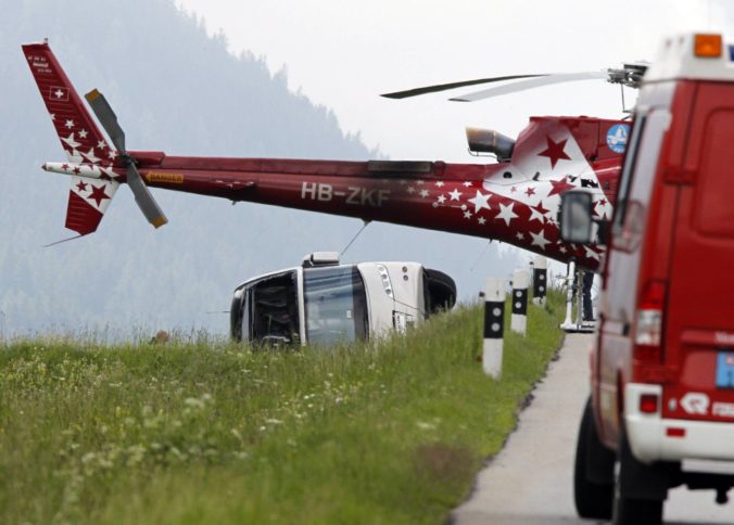 Na severe Švajčiarska došlo k havárii nákladiaka s autobusom, vodiča museli vyslobodiť hasiči