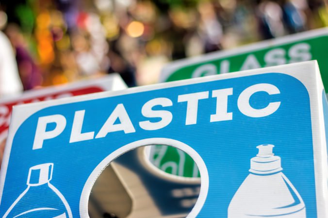 Britské festivaly sa pripojili ku kampani proti používaniu plastov