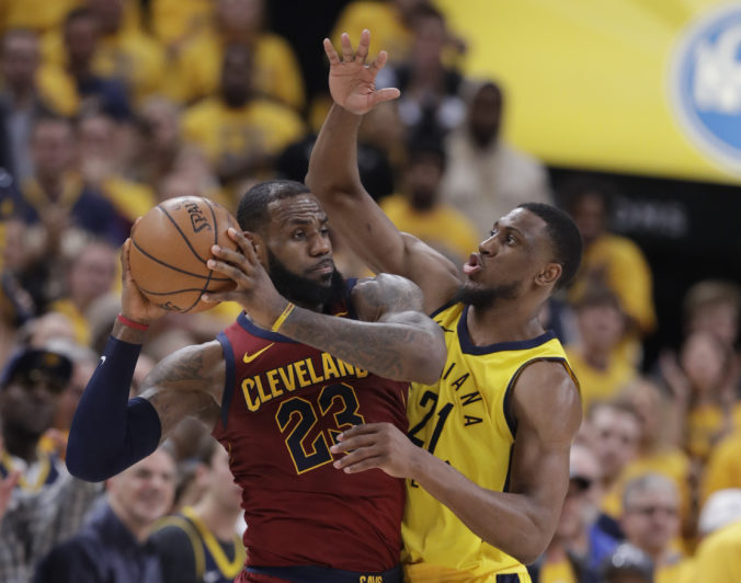 Video: Cleveland druhýkrát prehral s Indianou, LeBron James sa stal stovkárom v double-double