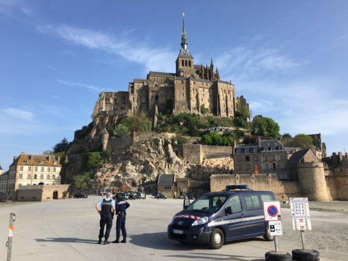 Úrady evakuovali ostrov Mont-Saint-Michel, istý muž sa vraj vyhrážal zabitím policajtov