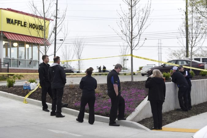 Nahý muž strieľal v reštaurácii na predmestí Nashvillu, hlásia mŕtvych aj zranených