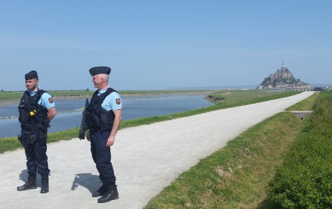 Polícia zatkla muža, ktorý spôsobil evakuáciu francúzskeho ostrova Mont-Saint-Michel