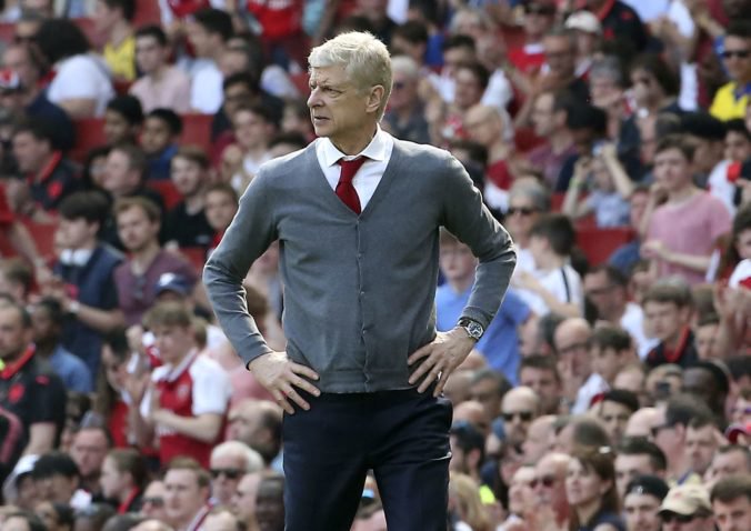 Tréner Arséne Wenger pri rezignácii vypočul hlas fanúšikov Arsenalu