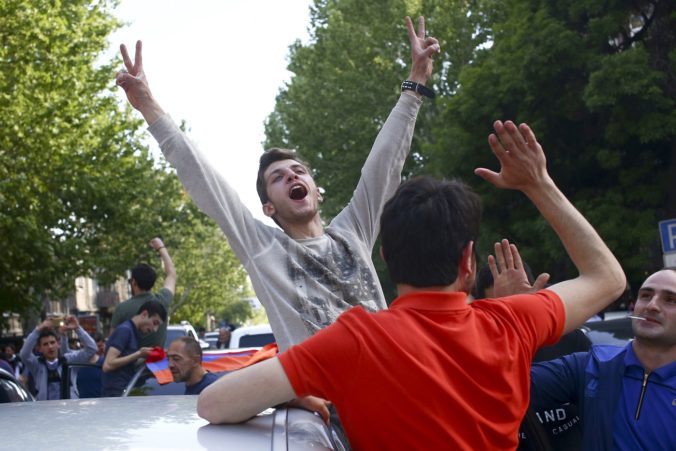 Premiér Sarkisjan pod tlakom demonštrácií nečakane rezignoval, arménske ulice sú dejiskom osláv