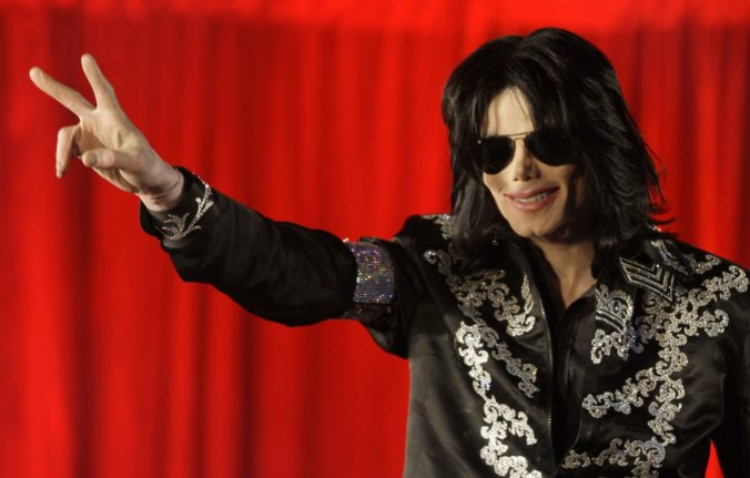 Video: Vydražia topánky speváka Michaela Jacksona, v ktorých prvý raz predviedol moonwalk