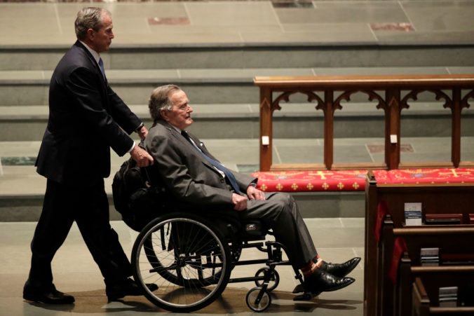 Exprezident Bush skončil po pohrebe manželky Barbary v nemocnici, v krvnom obehu mal infekciu