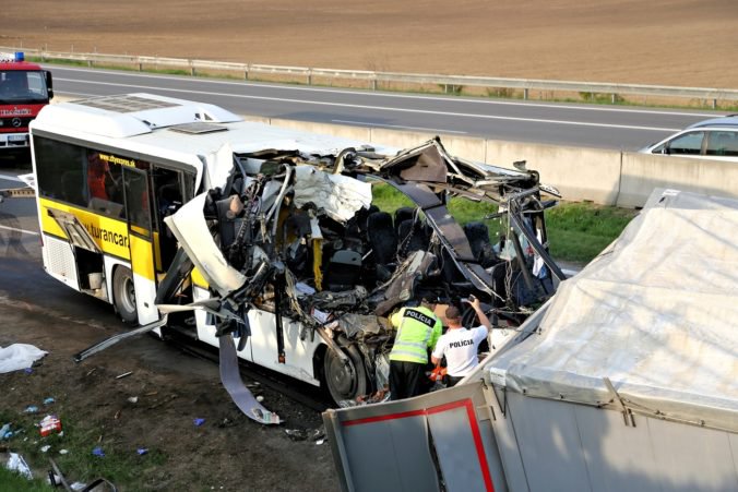 Foto: V prípade tragickej zrážky autobusu s kamiónom na R1 pri Badíne začali trestné stíhanie