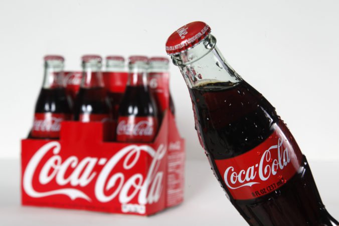 Zisk firmy Coca-Cola výrazne vzrástol, jej tržby prekonali očakávania trhu