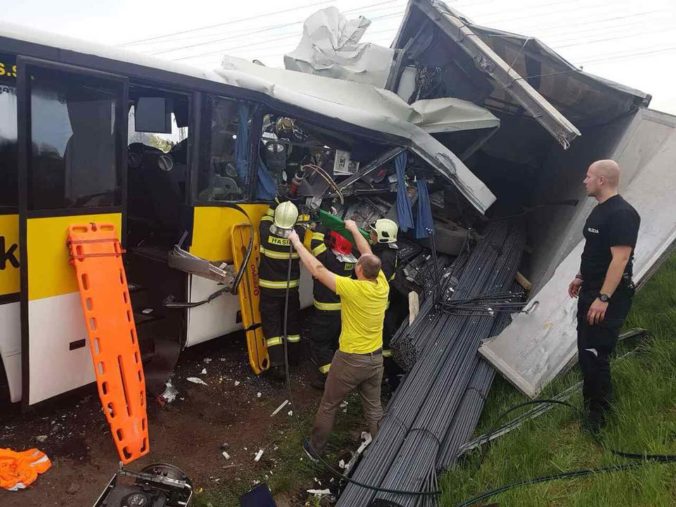 Foto: Polícia žiada o pomoc pri vyšetrení tragickej zrážky autobusu s kamiónom na R1 pri Badíne