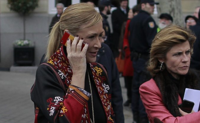 Španielska politička odstúpila pre obvinenia z krádeže kozmetiky a titulu, vyvolala vládnu krízu