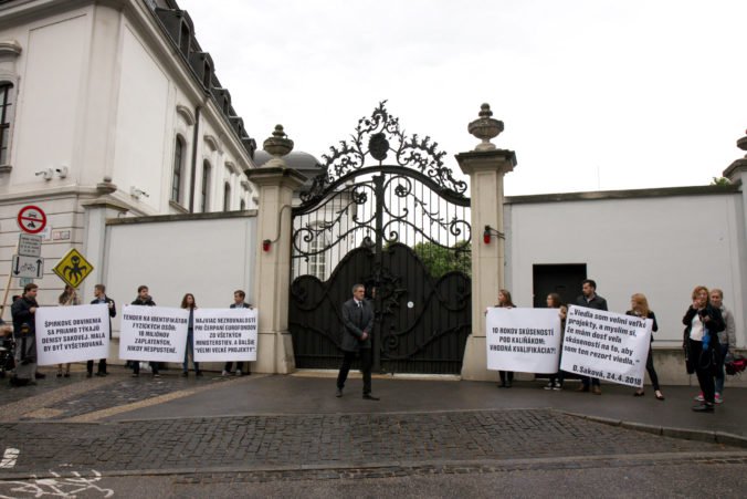 Foto: Zástupcovia Za slušné Slovensko a Nie je nám to jedno protestovali proti Sakovej