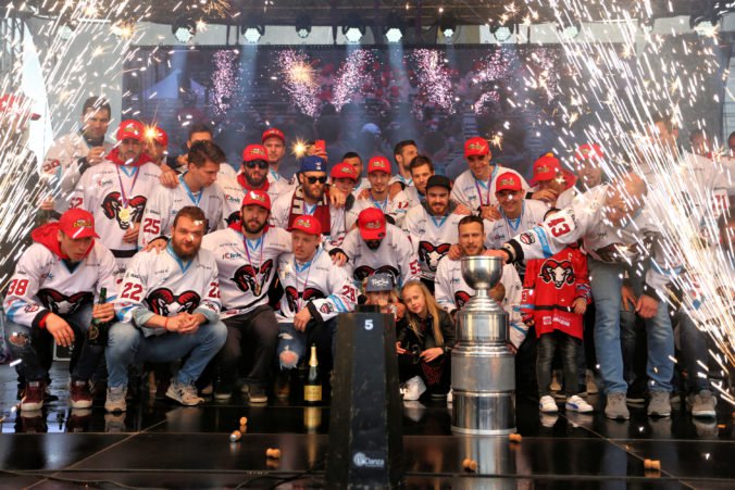 Foto: Hokejisti Banskej Bystrice oslávili s fanúšikmi víťazstvo v Tipsport lige