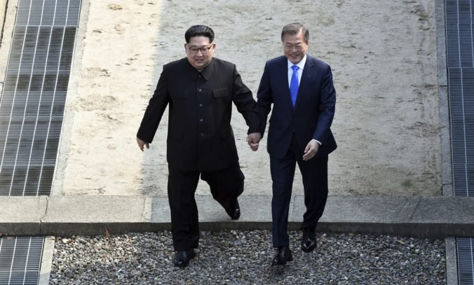 Lídri Severnej a Južnej Kórey si podali ruky, zasadia spolu symbol mieru
