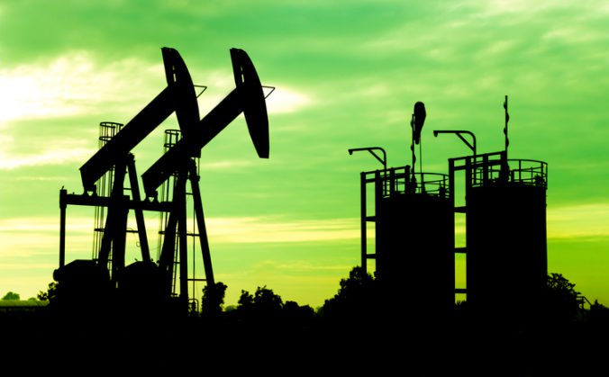 Ľahká americká ropa zdražela, o percento posilnila aj ropa Brent