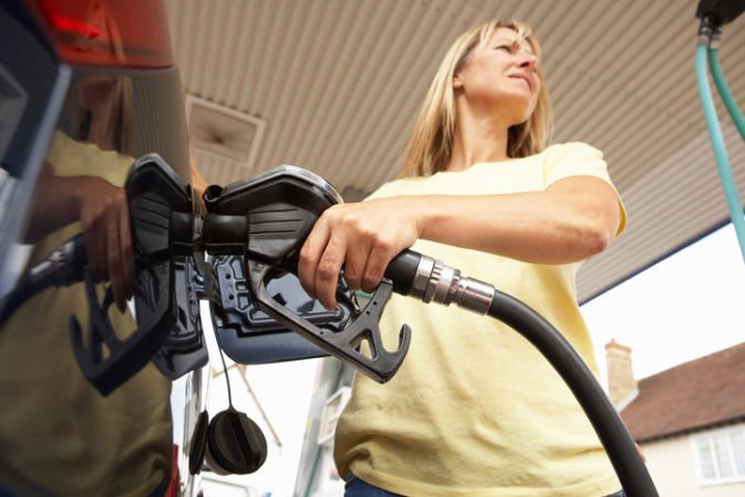 Slovenskí motoristi opäť tankovali lacnejšie, ceny najpredávanejšieho benzínu poklesli