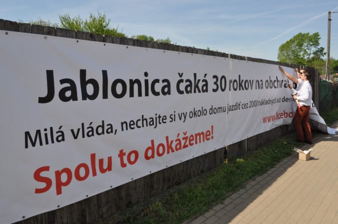 Foto: Aktivisti umiestnili pri problémovom moste transparent za obchvat Jablonice