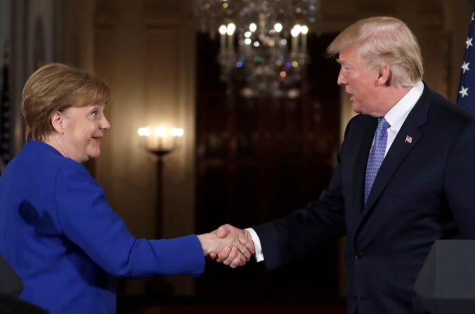 Trump Európu opäť vyzval na zvýšenie výdavkov na obranu, názor na jadrovú dohodu s Iránom nemení