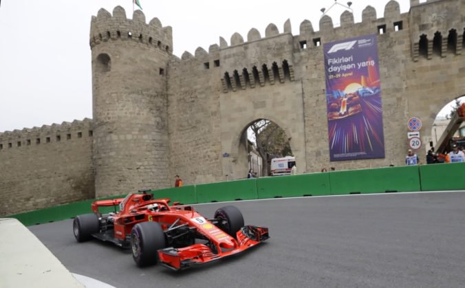 Veľkú cenu Azerbajdžanu z prvého miesta odštartuje Vettel, Hamilton mu bude dýchať na krk