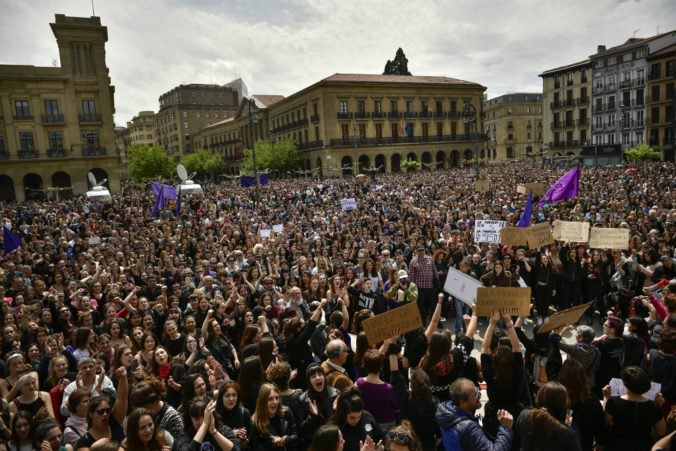 Desaťtisíce Španielov protestovali už tretí deň, vadí im nízky trest pre páchateľov znásilnenia