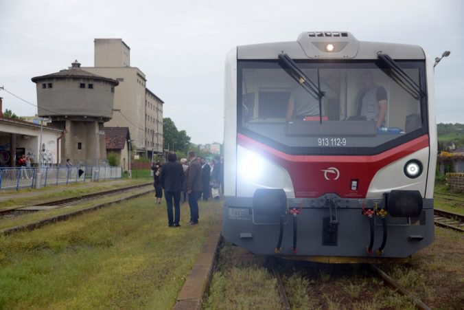 Na trase Zvolen – Šahy budú opäť premávať osobné vlaky, železničiari urobili prvé kroky