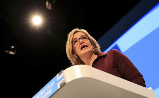 Britská ministerka vnútra Amber Rudd pre škandál s migrantmi rezignovala na svoju funkciu