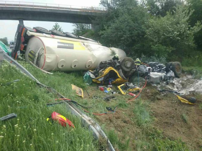 Foto: Na diaľnici D1 sa prevrátila cisterna s benzínom, vodič neprežil