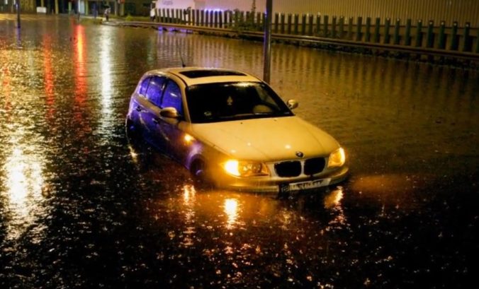 Západnou Európou sa prehnala silná búrka, cestné tunely a pivnice zaplavila voda