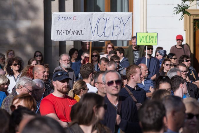 Aktivisti idú po celom Slovensko zbierať podpisy za predčasné voľby