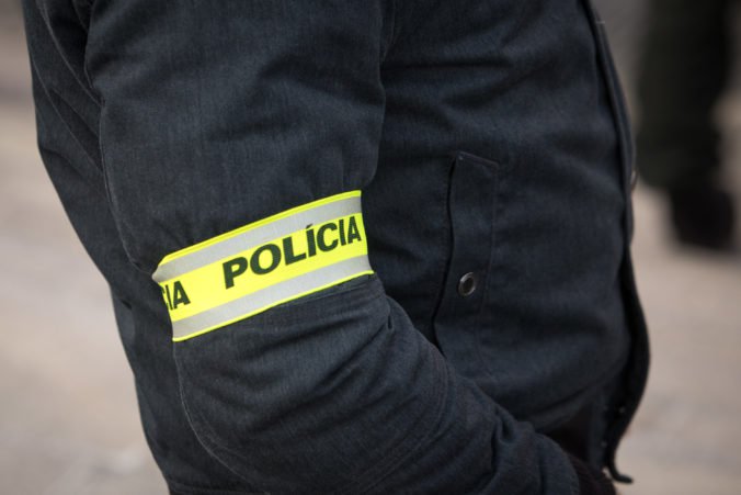 Medzinárodne hľadaný cudzinec si chcel na polícii v Trenčíne vybaviť doklady a požiadal o azyl