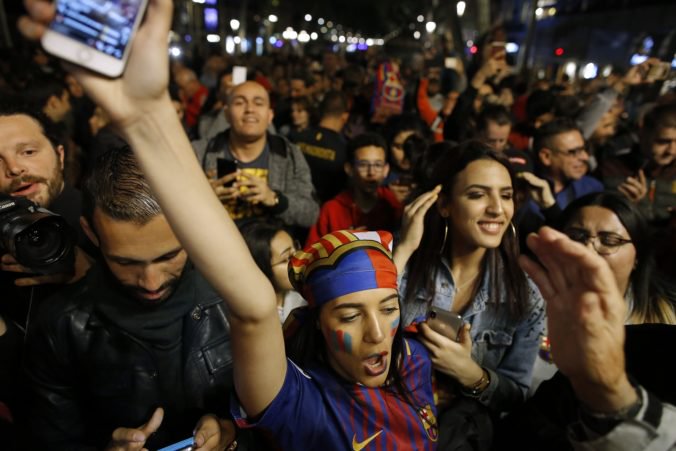 Foto: Barcelončania oslavovali zisk trofeje v uliciach, lúčili sa s Iniestom