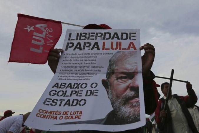 Tisícky Brazílčanov protestovali proti väzeniu exprezidenta obvineného z korupcie