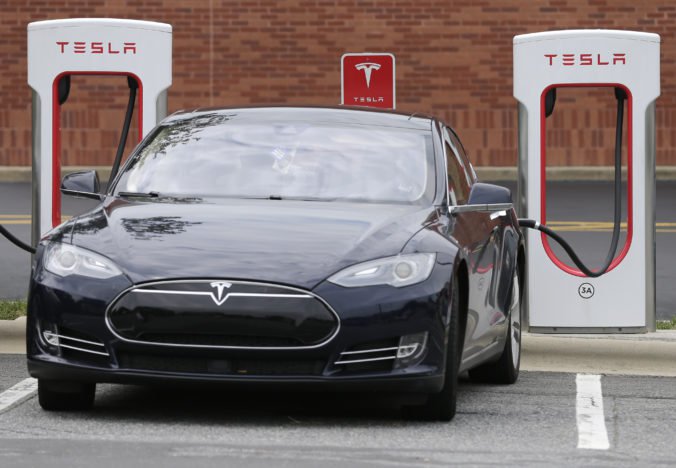 Čistá strata automobilky Tesla dosiahla rekordných rozmerov, spoločnosť zredukuje svoje výdavky