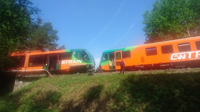 V južných Čechách sa zrazili osobné vlaky, medzi zranenými sú aj deti z materskej školy