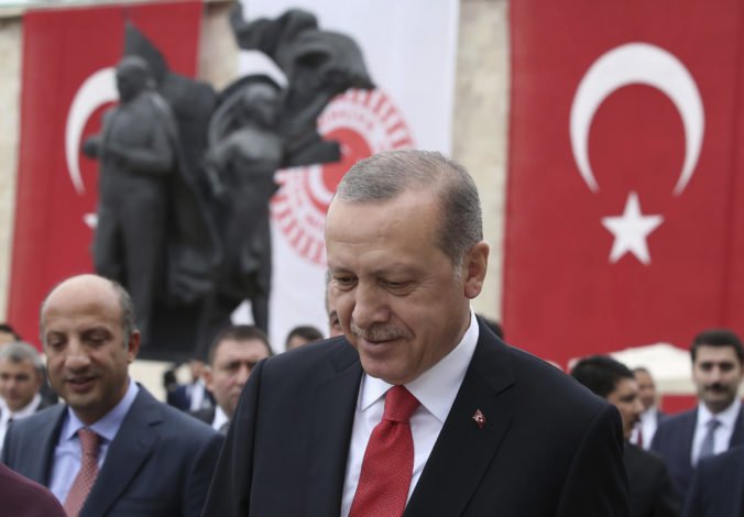 Vládna strana nominovala Erdogana do prezidentských volieb, opozícia sa chce proti nemu spojiť
