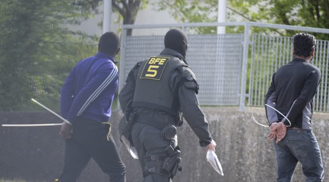Nemecká polícia vykonala raziu v utečeneckom centre, nevyhla sa fyzickému násiliu