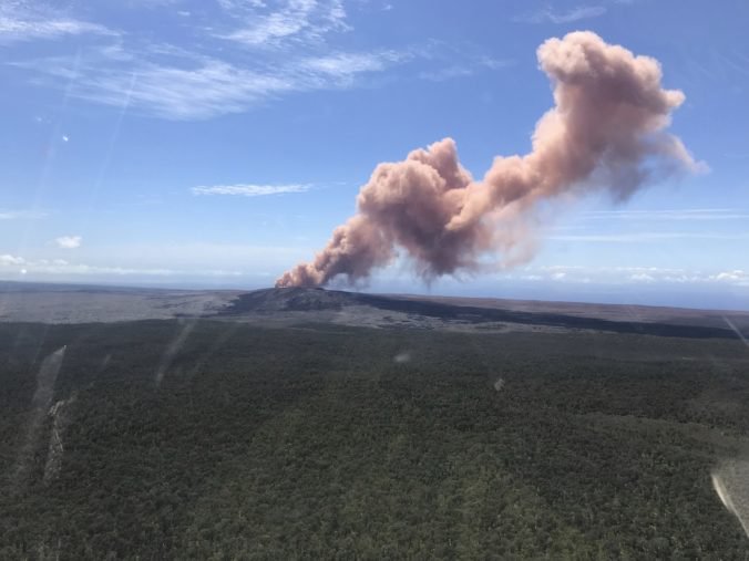 Na havajskom ostrove vybuchla sopka, lávové fontány vytryskujú do výšky desiatok metrov