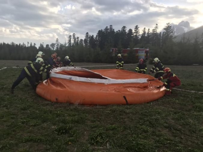 Foto: Hasičom sa podarilo dostať k zle dostupnému požiarisku v Tatrách, vodu nesú vo vakoch